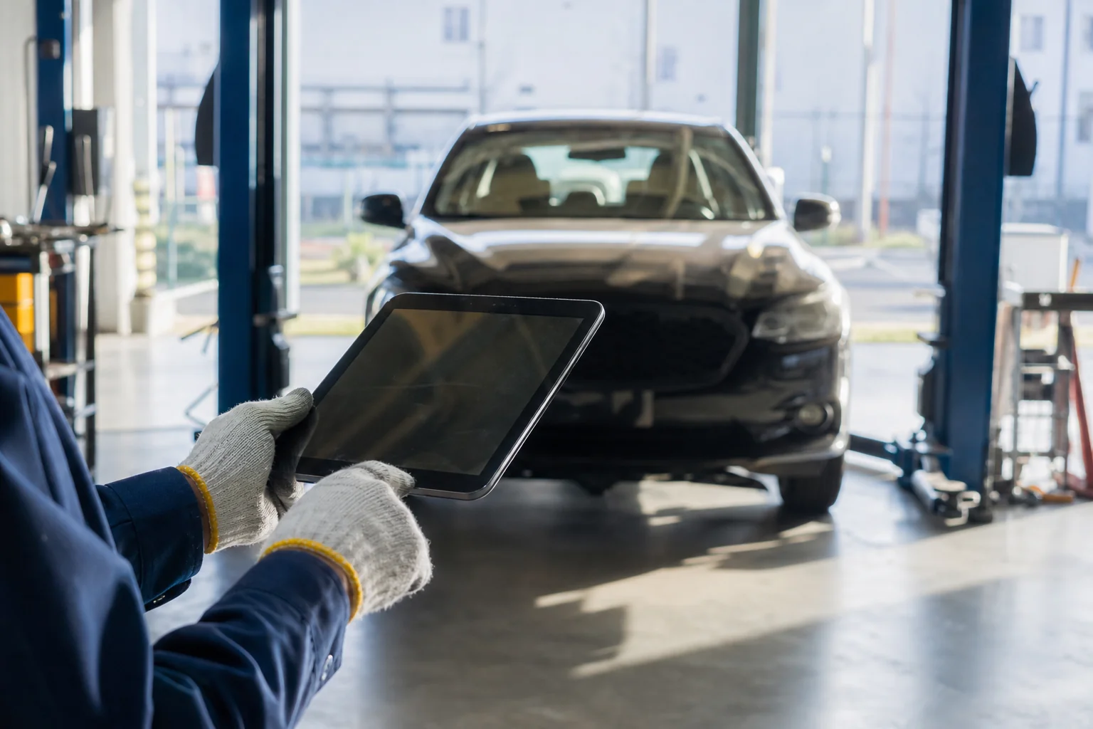 整備工場でハイブリッド車のバッテリーの状態を点検してもらう場面のイメージ